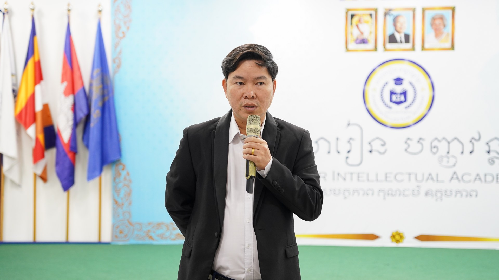 លោកនាយកសាលារៀនបញ្ញវន្តខ្មែរ